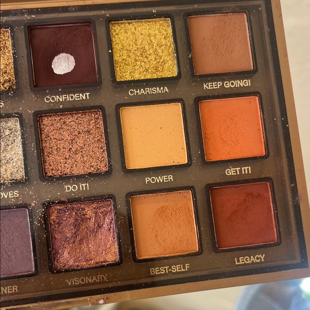 HUDAVIOJI EM(POWER)ED Palette used - some new. - Picture 4 of 5